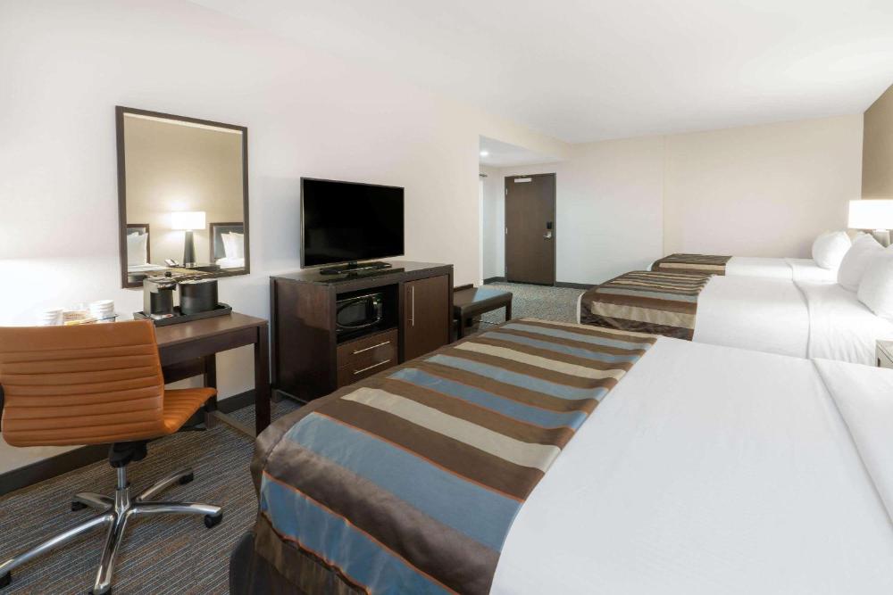 Queen Room with Three Queen Beds - Non-Smoking interior